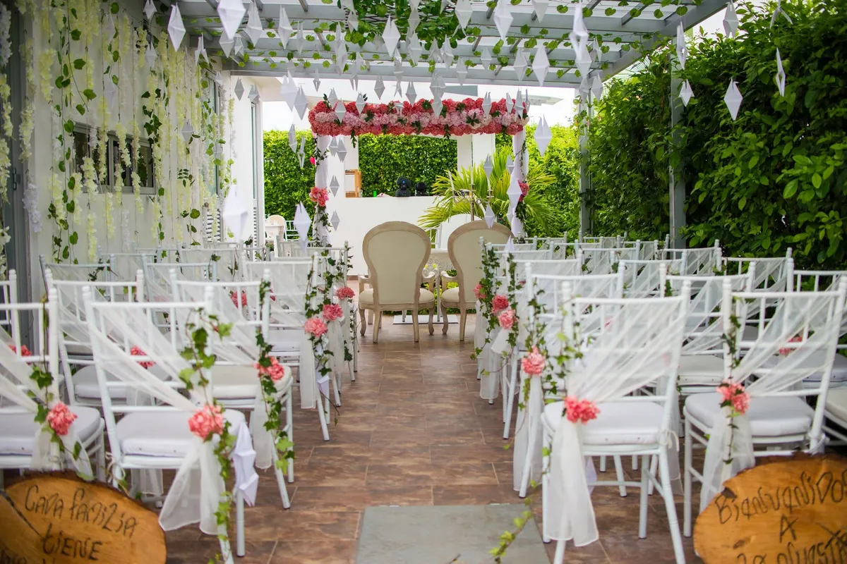 Sillas decoradas para una ceremonia de boda al aire libre