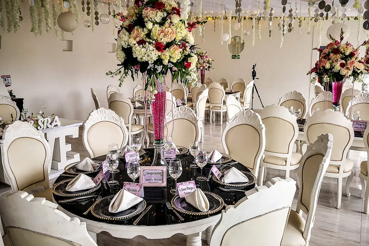 Salón de recepción decorado con flores y letras LOVE para una boda