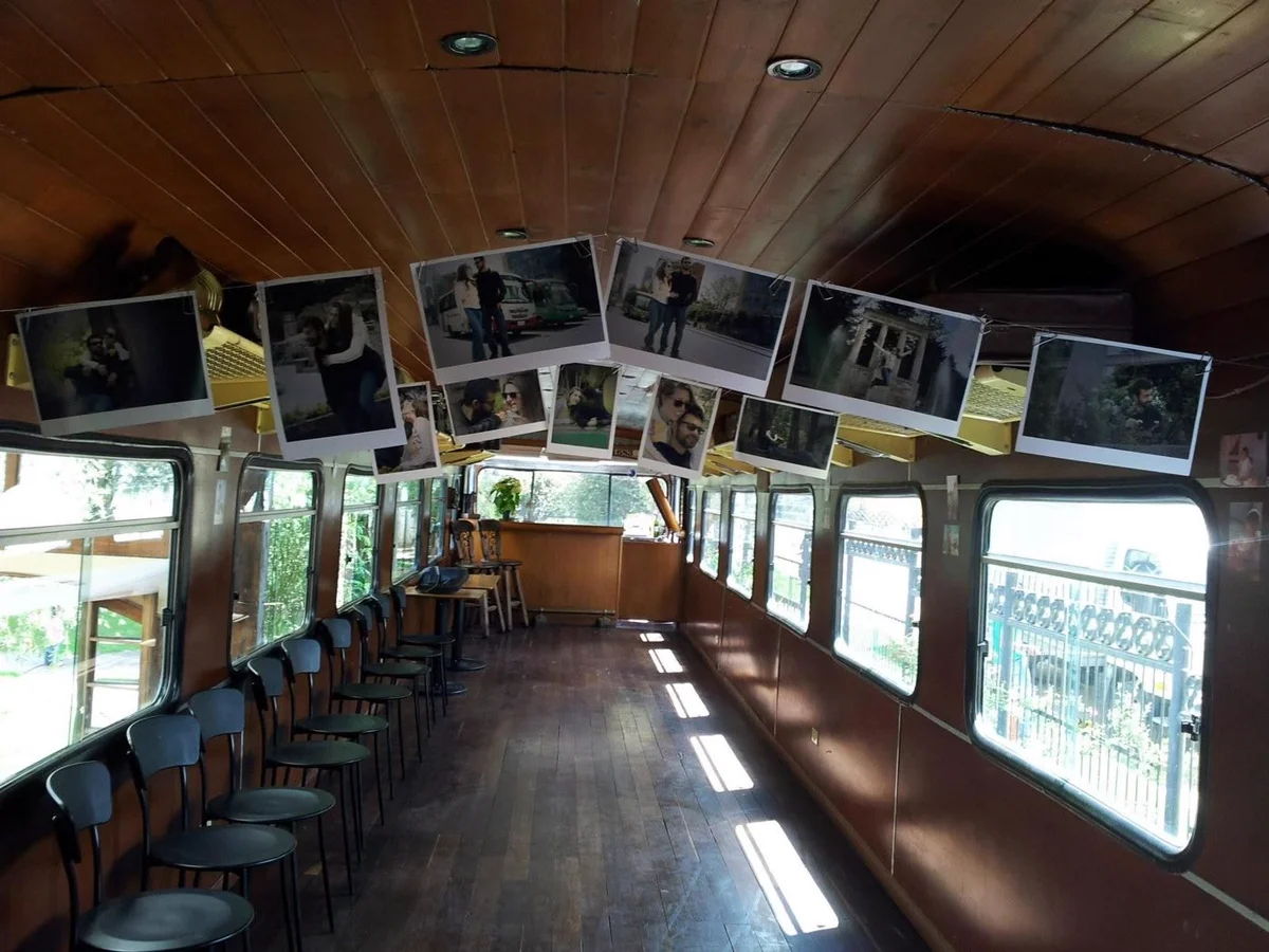 Interior del vagón de tren decorado para evento en Finca Caferro