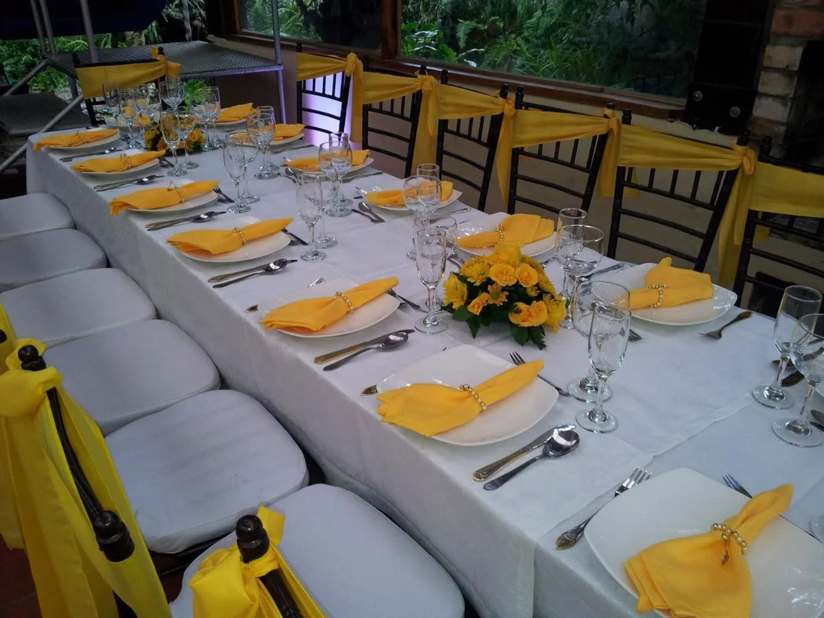 Montaje de mesa para boda en Finca Caferro