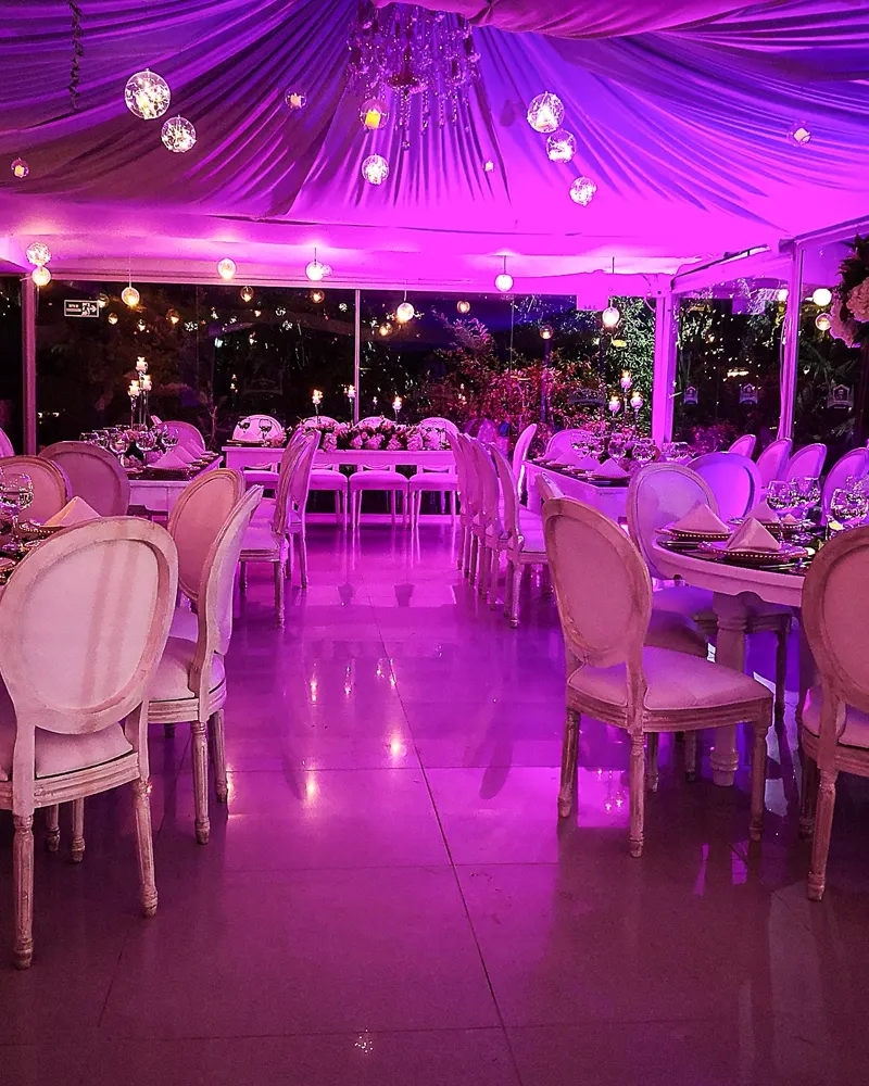 Fiesta de 15 años en Bogotá — pareja en ceremonia de quinceañera al atardecer
