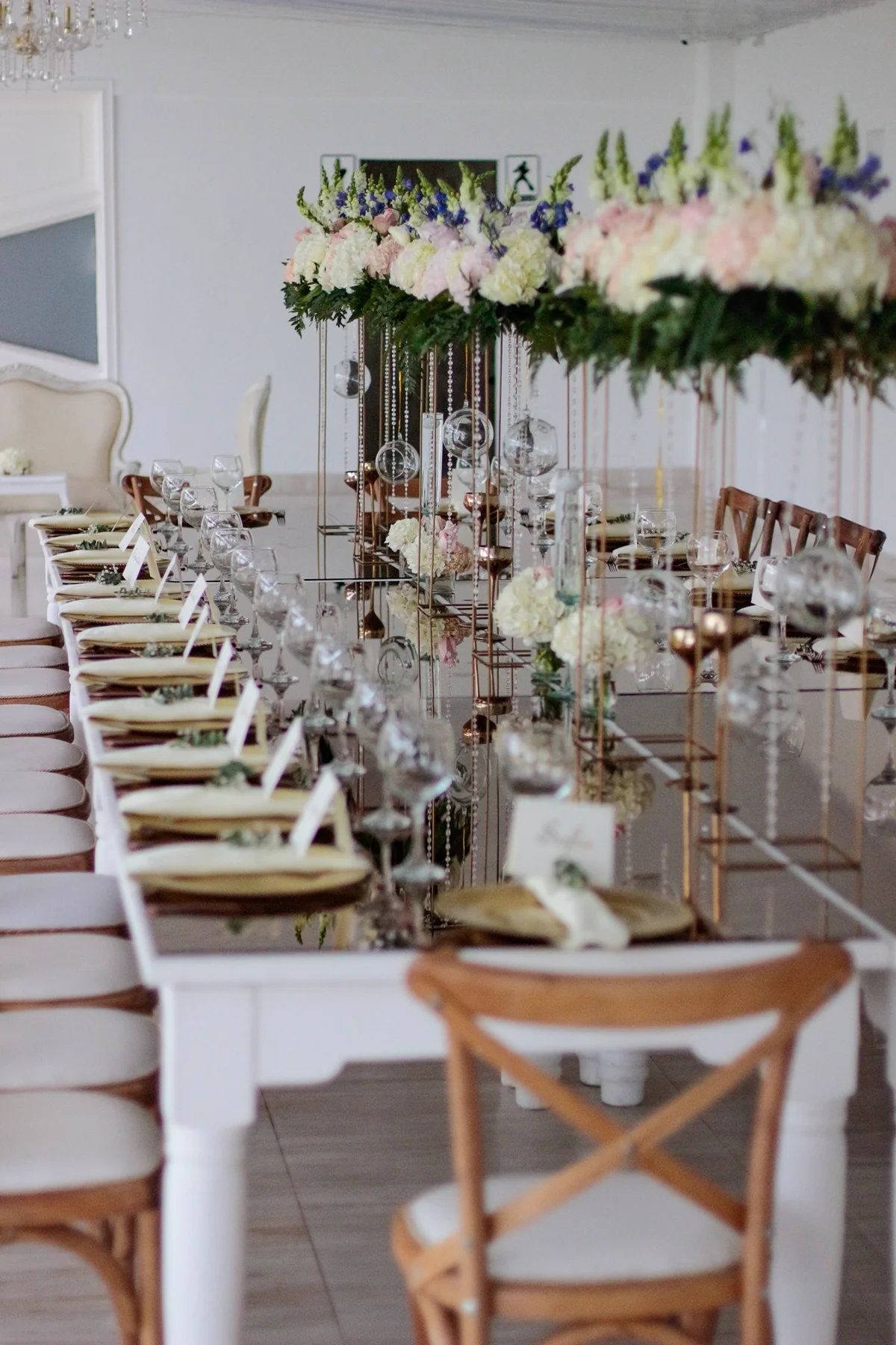 Mesa imperial con flores colgantes en La Mansion Francesa