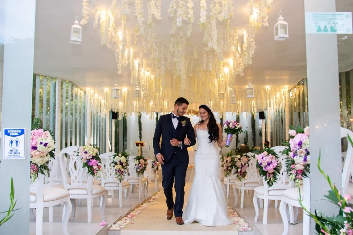 Ceremonia de boda en el salon con flores y luces en La Mansion Francesa