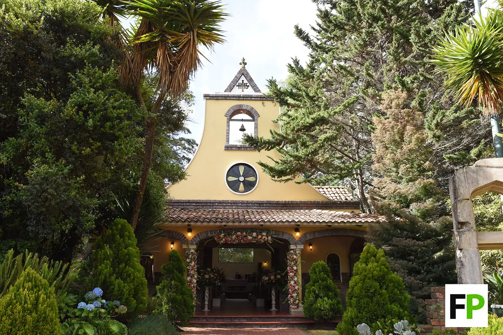 Capilla colonial de la Hacienda Monteleón en Suba, decorada con flores para una boda