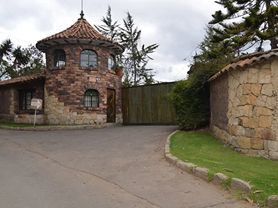 Torre de ladrillo y piedra en la entrada de la Hacienda Monteleón, en Suba