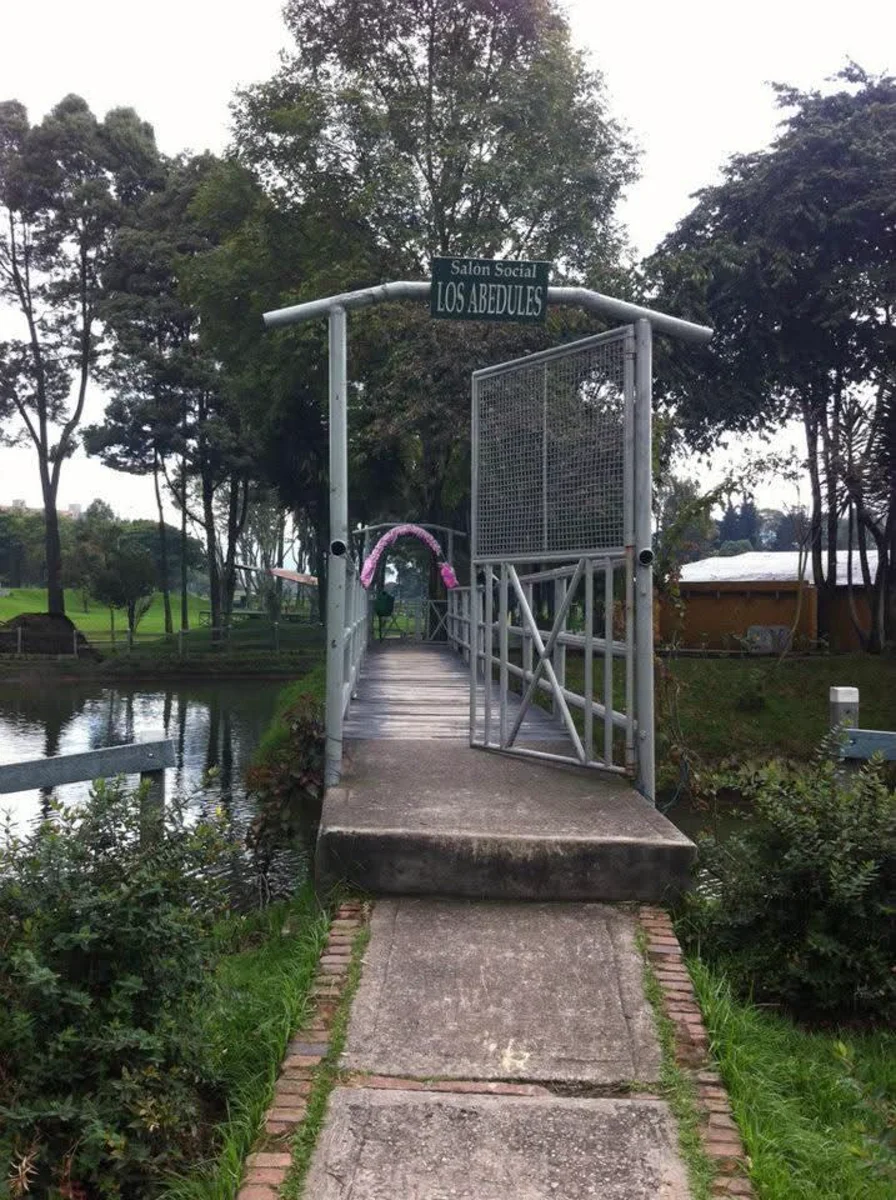 Puente del Parque de los Novios — acceso al Salón Los Abedules
