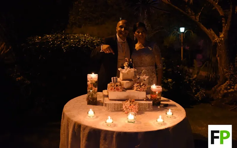 Pastel de bodas con velas — decoración elegante en Bogotá
