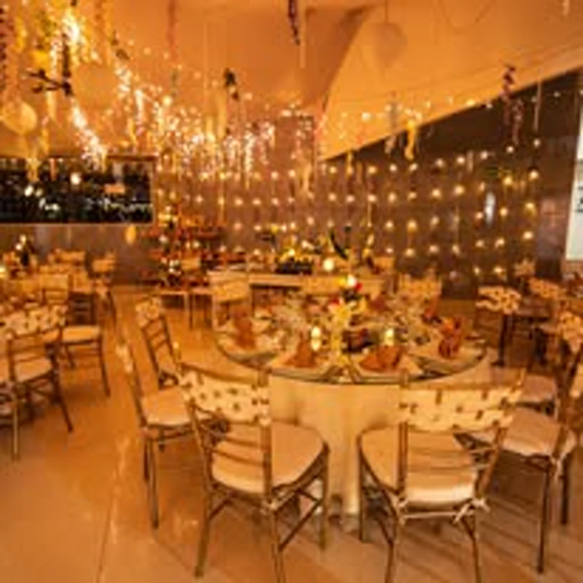 Salon Campestre con decoracion dorada y romantica para boda