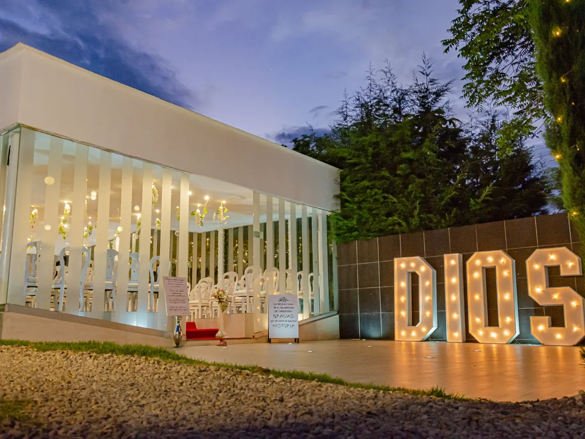 Hacienda Comun y Silvestre — exterior con letras decorativas